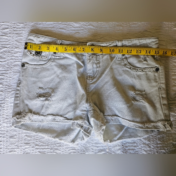 Womens Mudd Light Grey Jean Shorts Size 9 Peace Sign - Picture 12 of 12